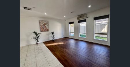 ALTONA BEACH freshly painted New Blinds Home With 2 Separate Living Areas Close to the beach Schools And Transport And Spots Activities - Photo 2