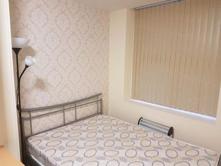 1 bedroom in a flat share to rent - Photo 3