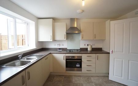 STUENDT HOUSE - A Large 5 bedroom house, opposite UWE in Slade Baker Way. Available on a furnished basis from August. - Photo 5