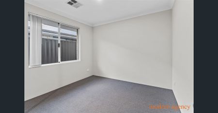 "Stunning Seaside Living: Charming House for Rent in Madora Bay" - Photo 4