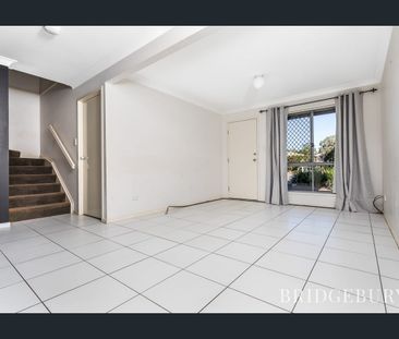 Two storey living with a pool in the complex! - Photo 1