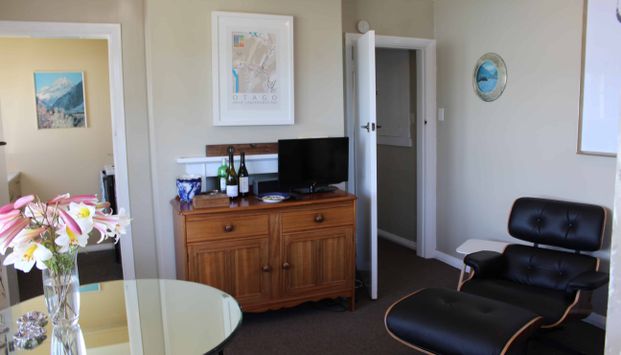 **2026 Sunny 1 bedroom flat situated in Roslyn** - Photo 1