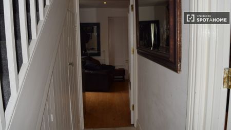 Relaxing room in 3-bedroom apartment in Downtown, Dublin - Photo 2