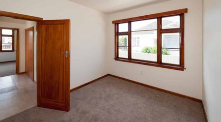 Sunny Three Bedroom Home in Burwood! - Photo 4