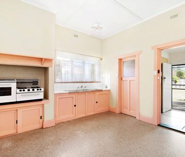 Spacious 2 Bedroom Maisonette With Huge Yard - Photo 2