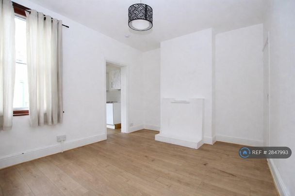 2 bedroom end of terrace house to rent - Photo 1