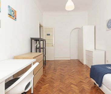Room in a shared 8-bedroom apartment for rent in Lisbon - Photo 6
