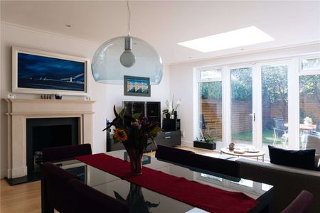 NOT SUITABLE FOR SHARERS - Beautifully finished five bedroom mews home near Clapham Common. - Photo 2
