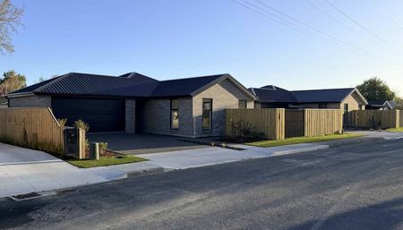 Charming 3BR Home in Peaceful Woodend - Photo 4