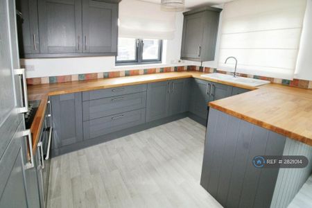 4 bedroom end of terrace house to rent - Photo 4