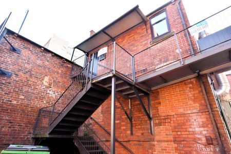 2 bedroom Flat in Flat 2, Leeds - Photo 3