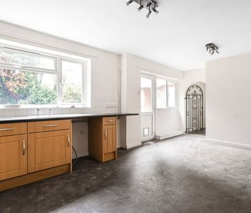 A four bedroom detached family home in a cul-de-sac location. - Photo 3