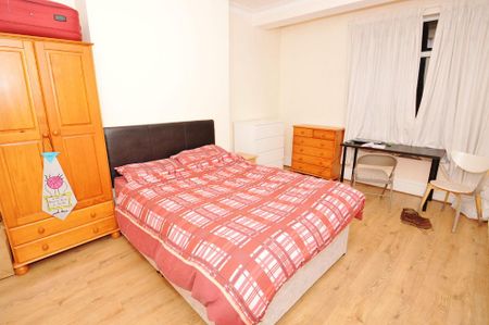 4 bedroom semi-detached house to rent - Photo 3