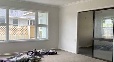 Spacious 4-Bedroom Home – Close to University, Schools & Amenities - Photo 3