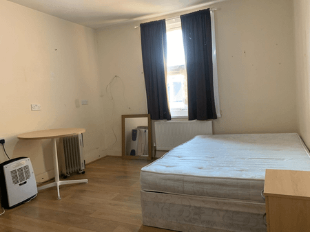 studio flat with seperate kitchen - £1200 pcm - Photo 3