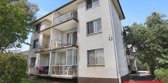 Wonderful 2 bedrooms freshly painted , level 2 full brick unit!! - Photo 2