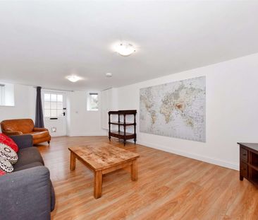 A generously proportioned one bedroom apartment - Photo 6