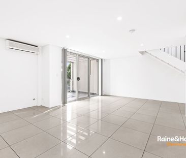 SPLIT LEVEL TWO BEDROOM APARTMENT WITH STUNNING DISTRICT VIEWS. - Photo 1