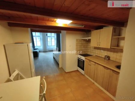 Pěkný útulný byt 2+kk v přízemí pavlačového domu v Praze na Smíchově - Фото 2