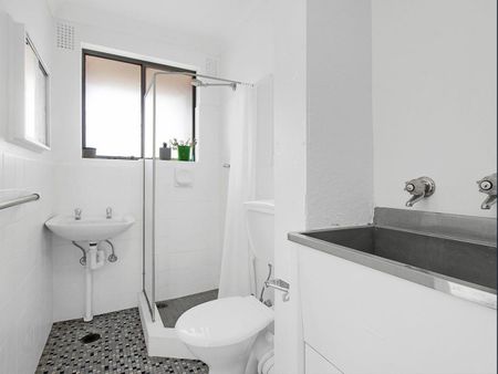 North facing apartment with sunlit balcony - Photo 4