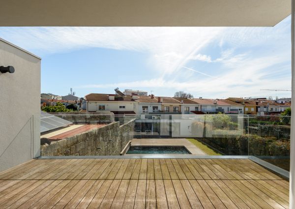 Moradia V5 em Senhora da Hora com jardim e piscina