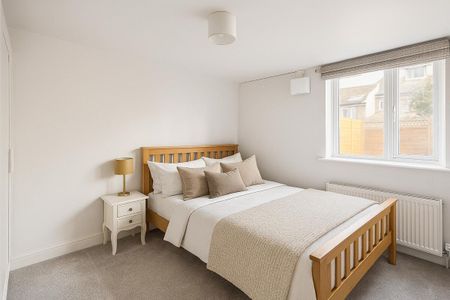 Presenting a stylish 2 bedroom flat offering an attractive opportunity for those seeking a balanced lifestyle in one of London's most dynamic neighbourhoods. - Photo 3