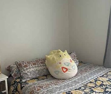 Family home, child friendly, lawns mowed - Photo 3