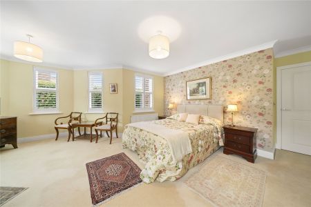 Bentley Place, 57-59 Baker Street, Weybridge, KT13 ground floor flat to rent - Photo 4