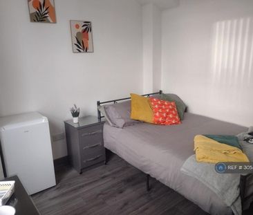 1 bedroom in a house share to rent - Photo 4