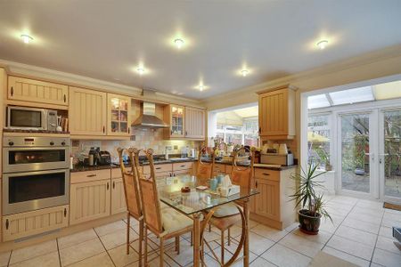 4 bedroom semi-detached house to rent - Photo 5