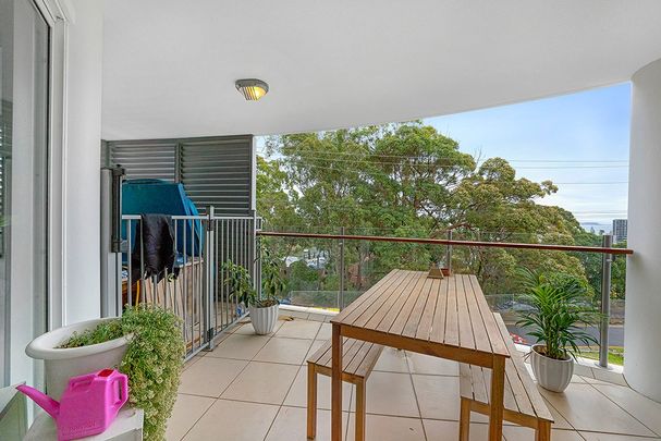 Modern Coastal Living - Spacious 2-Bedroom Apartment with Ocean Views - Photo 1