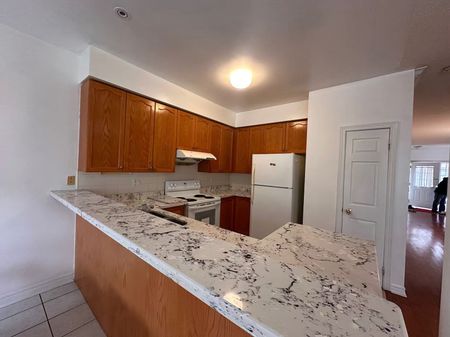 For Lease - 70 Warren Bradley Street, Markham, Ontario - Photo 5