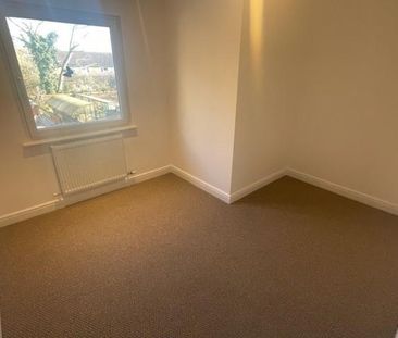 3 bedroom flat to rent - Photo 2