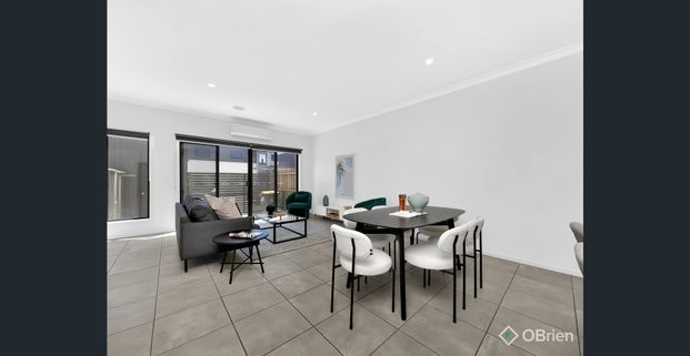 Stylish 3 Bedroom Townhouse in a Prime Location - Photo 1