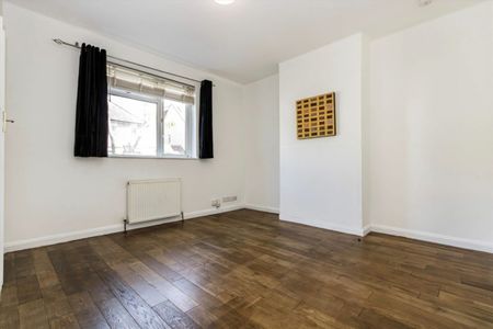 Gladstone Road, KT6, London - Photo 2