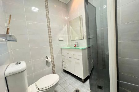 Two Bedroom Modern Apartment - Photo 2