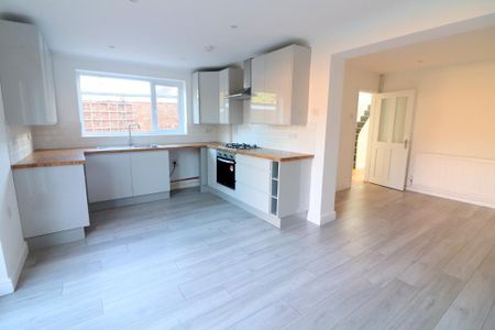 3 Bedroom Semi-Detached To Rent - Photo 4