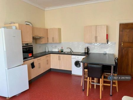 3 bedroom flat to rent - Photo 3