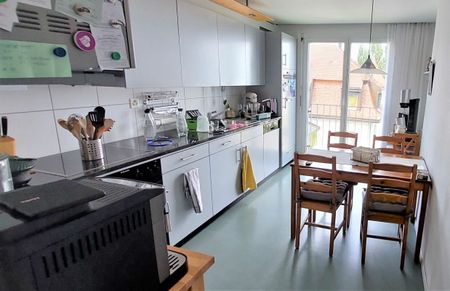 Grossartige Familienwohnung im 3. OG mit Balkon, Spielplatz und Einzelgaragen - Photo 2