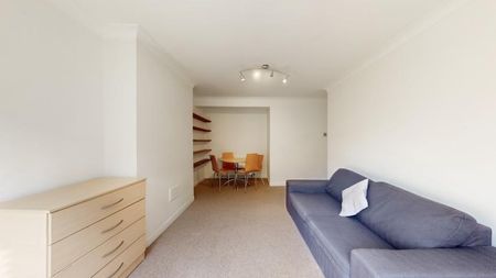 2 Bedroom, 1 bath, 1 reception Flat - Photo 3