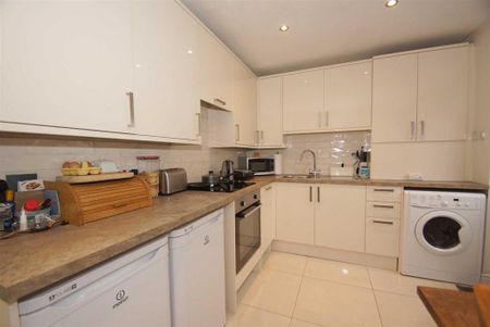 2 bedroom semi-detached house to rent - Photo 5