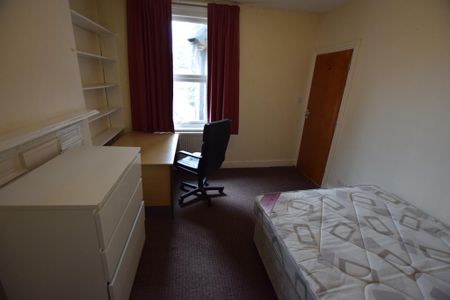 5 bedroom semi-detached house to rent - Photo 2