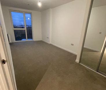 Two bedroom two bathroom apartment in barking - Photo 3