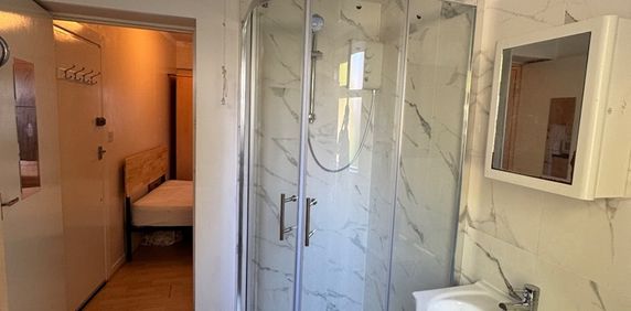 Studio Flat, Sandringham Gardens, N12 - Photo 2