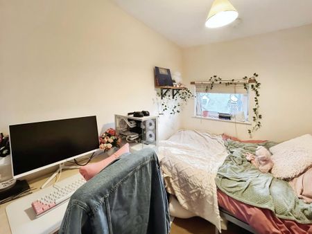 4 bedroom flat to rent - Photo 4