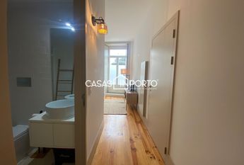 Apartamento T0+1 para arrendamento na Rua Santa Catarina, Porto