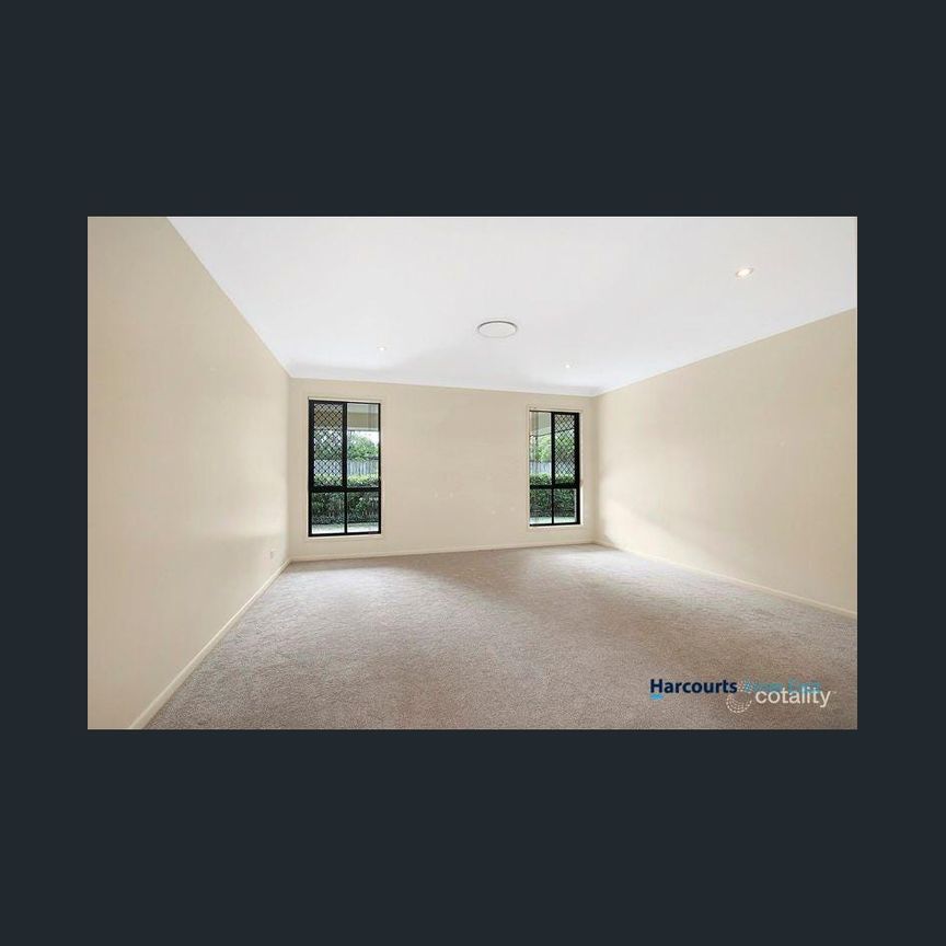 Spacious Family Haven in Baywood Estate - Photo 1