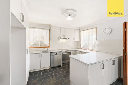 GREAT SIZED 5 BEDROOM HOME - Photo 5