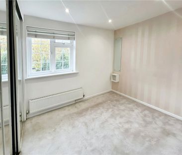 Larksfield, Englefield Green, Egham, Surrey, TW20 0RA - Photo 4
