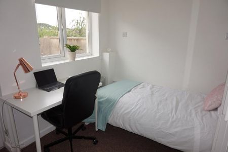 3 bedroom end of terrace house to rent - Photo 3